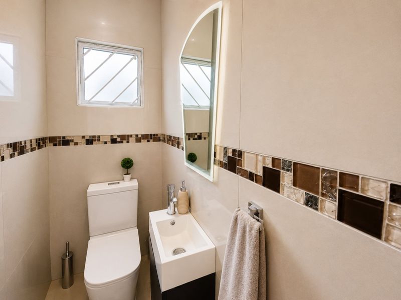 Spacious modern Ground Floor apartment in Germiston with Pet Friendly Private Garden. - Photo 8