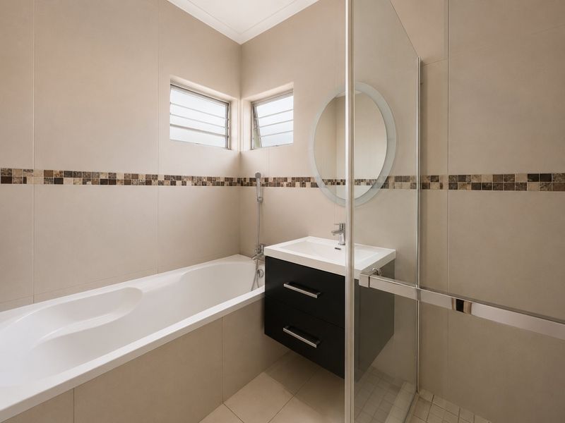 Spacious modern Ground Floor apartment in Germiston with Pet Friendly Private Garden. - Photo 7