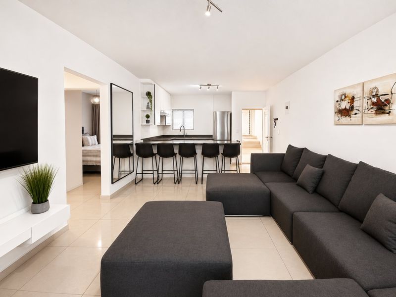 Spacious modern Ground Floor apartment in Germiston with Pet Friendly Private Garden. - Photo 3