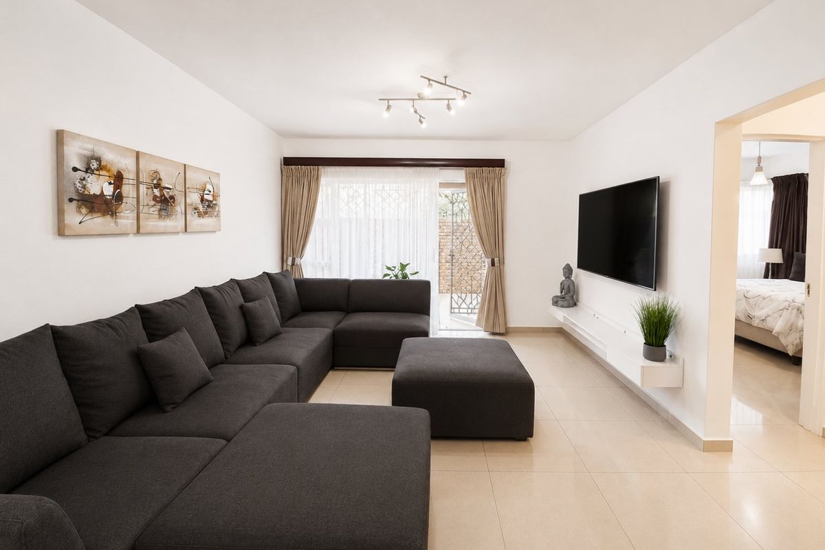 Spacious modern Ground Floor apartment in Germiston with Pet Friendly Private Garden. - Photo 4