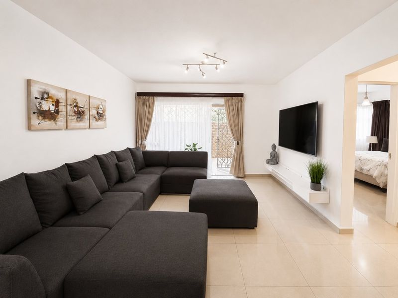 Spacious modern Ground Floor apartment in Germiston with Pet Friendly Private Garden. - Photo 4