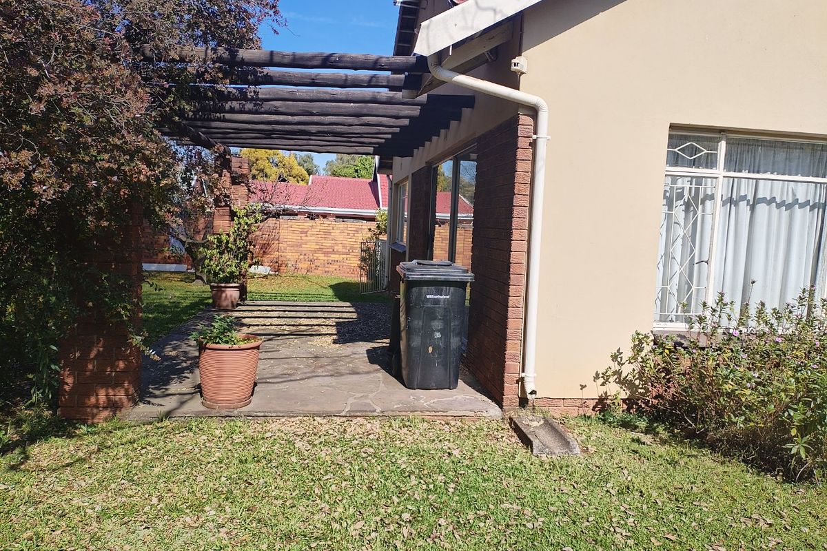 4 Bedroom House for Sale in Pollak Park - Photo 4