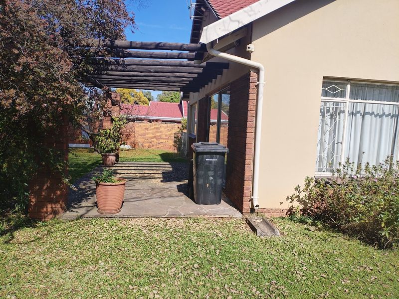 4 Bedroom House for Sale in Pollak Park - Photo 4