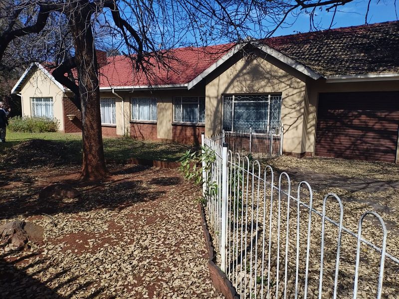 4 Bedroom House for Sale in Pollak Park - Photo 1