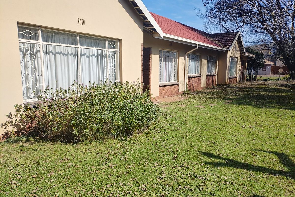 4 Bedroom House for Sale in Pollak Park - Photo 2