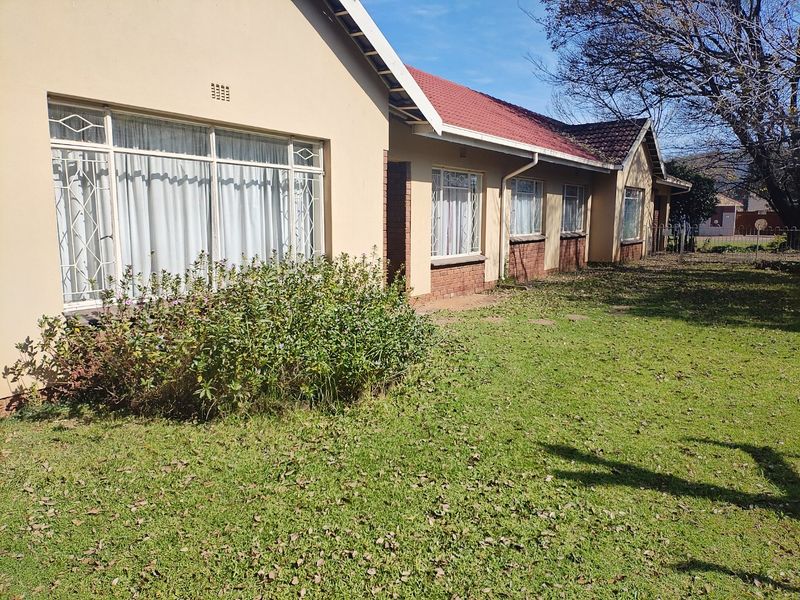 4 Bedroom House for Sale in Pollak Park - Photo 2