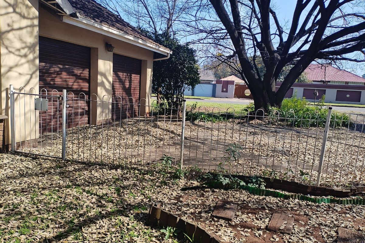 4 Bedroom House for Sale in Pollak Park - Photo 3