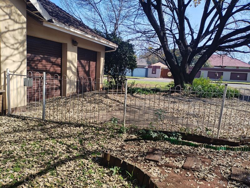 4 Bedroom House for Sale in Pollak Park - Photo 3