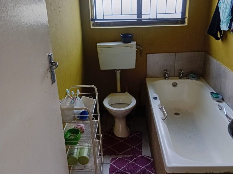 HOUSE FOR SALE IN IKWEZI PARK, KHAYELITSHA  - Photo 9