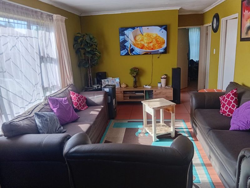 HOUSE FOR SALE IN IKWEZI PARK, KHAYELITSHA  - Photo 4