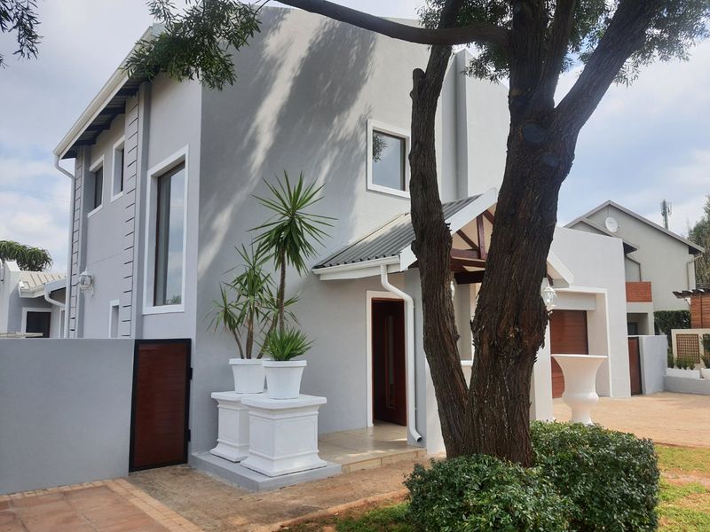 Modern Estate Experience with a Quiet Pastoral Charm and Full-Time Security - Photo 5