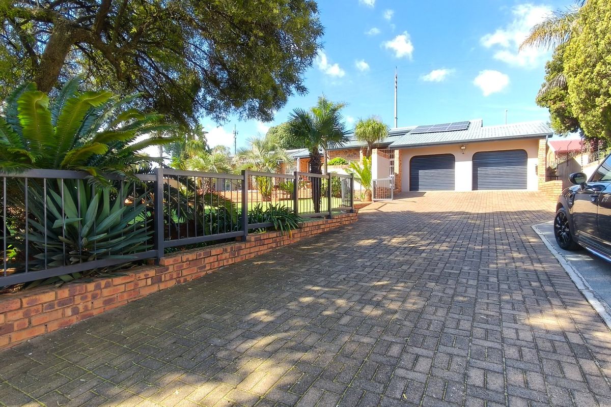 Luxurious Krugersdorp Home with Borehole  - Photo 2