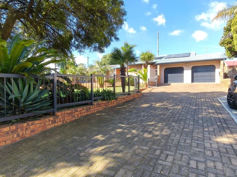 Luxurious Krugersdorp Home with Borehole  - Photo 2