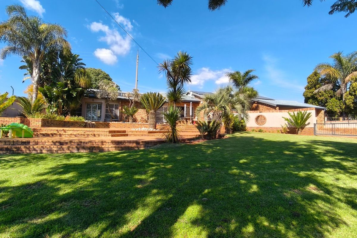 Luxurious Krugersdorp Home with Borehole  - Photo 3