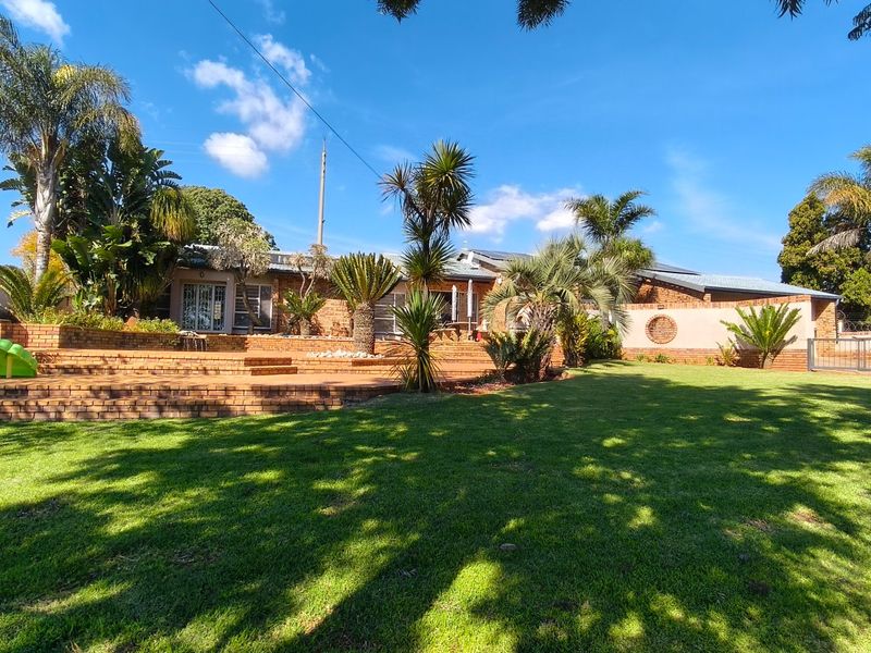 Luxurious Krugersdorp Home with Borehole  - Photo 3