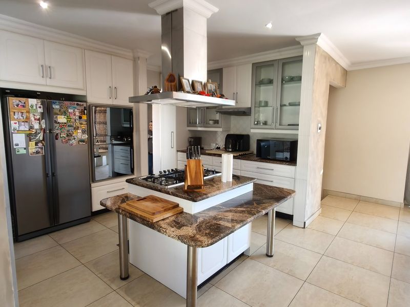 Luxurious Krugersdorp Home with Borehole  - Photo 8