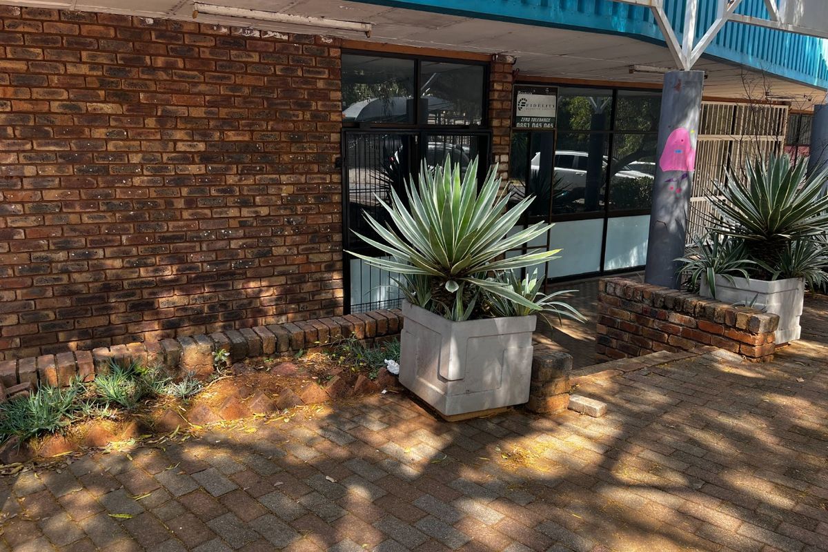 191m2 Commercial Property to Let - Photo 2