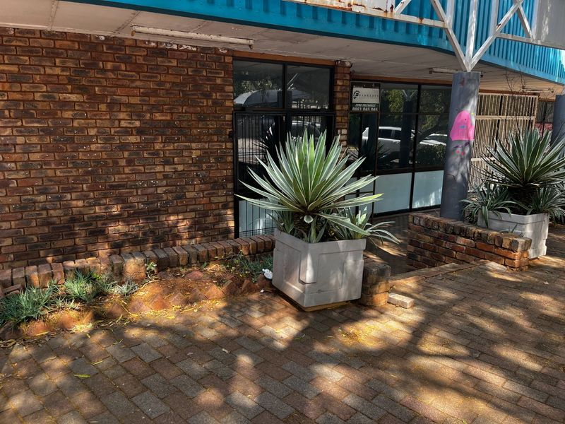 191m2 Commercial Property to Let - Photo 2