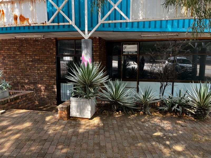 191m2 Commercial Property to Let