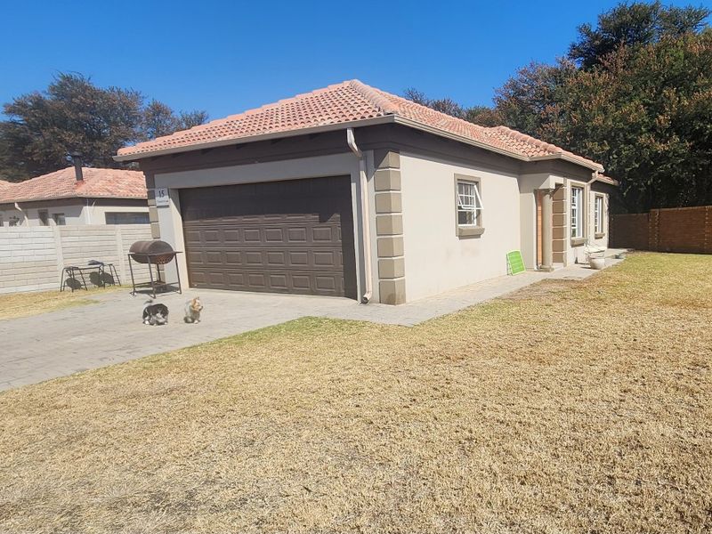 Charming 3-Bedroom Home in Ngwenya River Estate – Brits - Photo 1