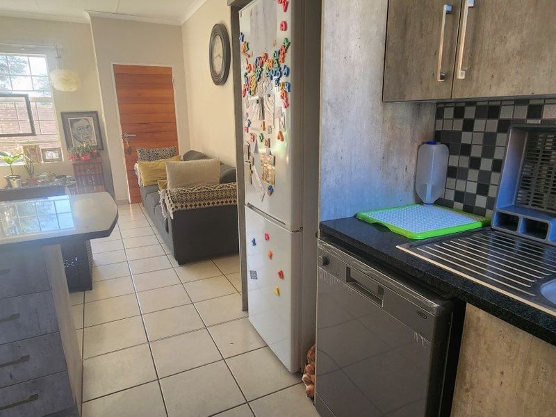 Charming 3-Bedroom Home in Ngwenya River Estate – Brits - Photo 7