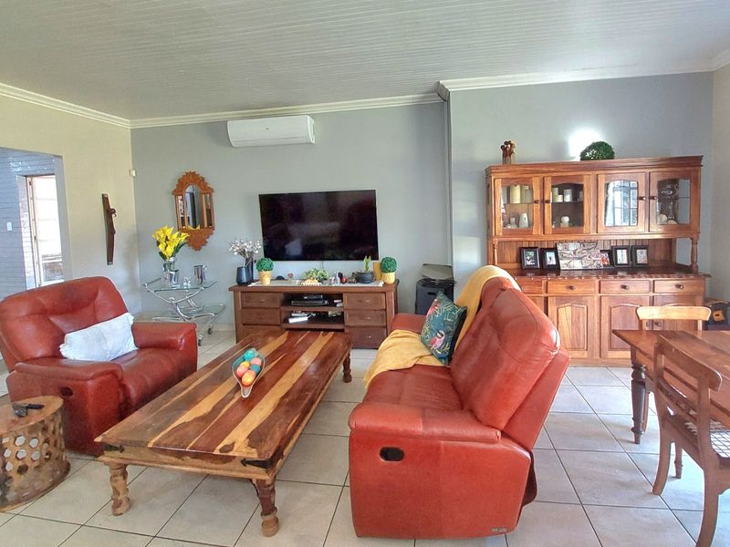 Luxurious 5 Bedroom Family Home for Sale in Brits - Photo 5