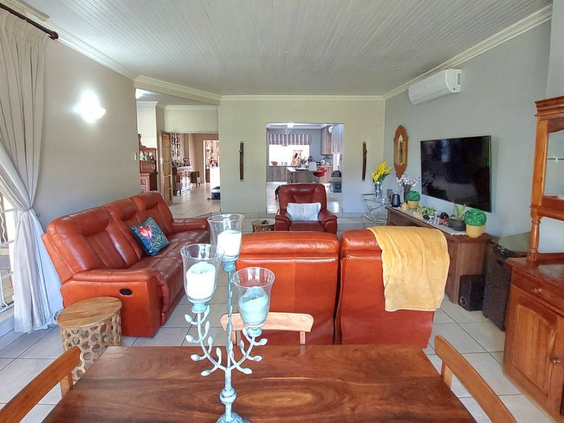 Luxurious 5 Bedroom Family Home for Sale in Brits - Photo 6