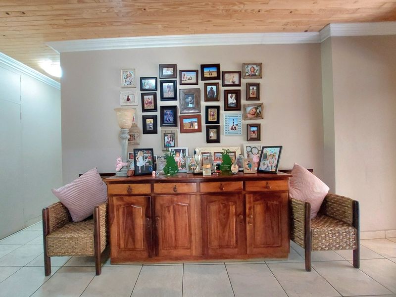 Luxurious 5 Bedroom Family Home for Sale in Brits - Photo 8