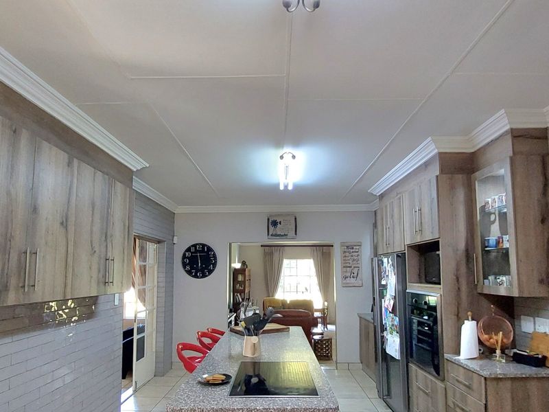 Luxurious 5 Bedroom Family Home for Sale in Brits - Photo 10