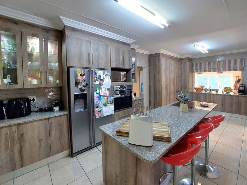 Luxurious 5 Bedroom Family Home for Sale in Brits - Photo 9