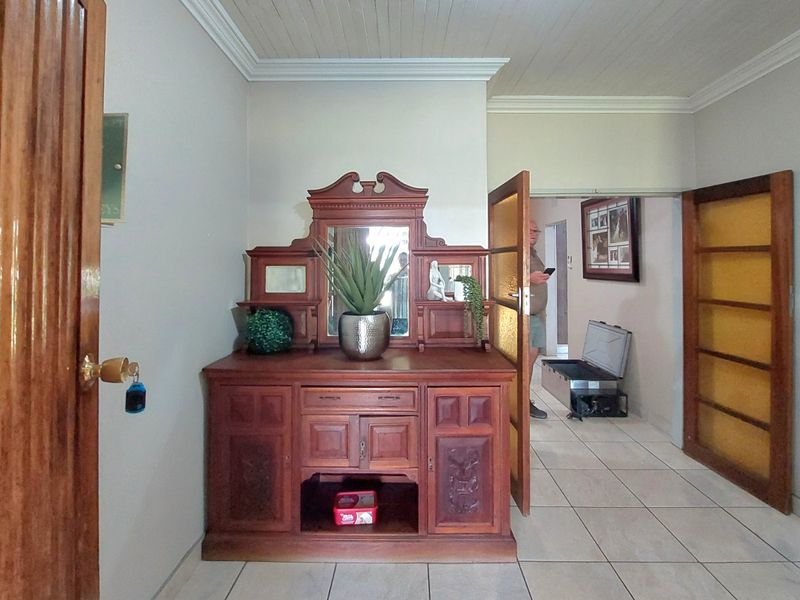 Luxurious 5 Bedroom Family Home for Sale in Brits - Photo 7