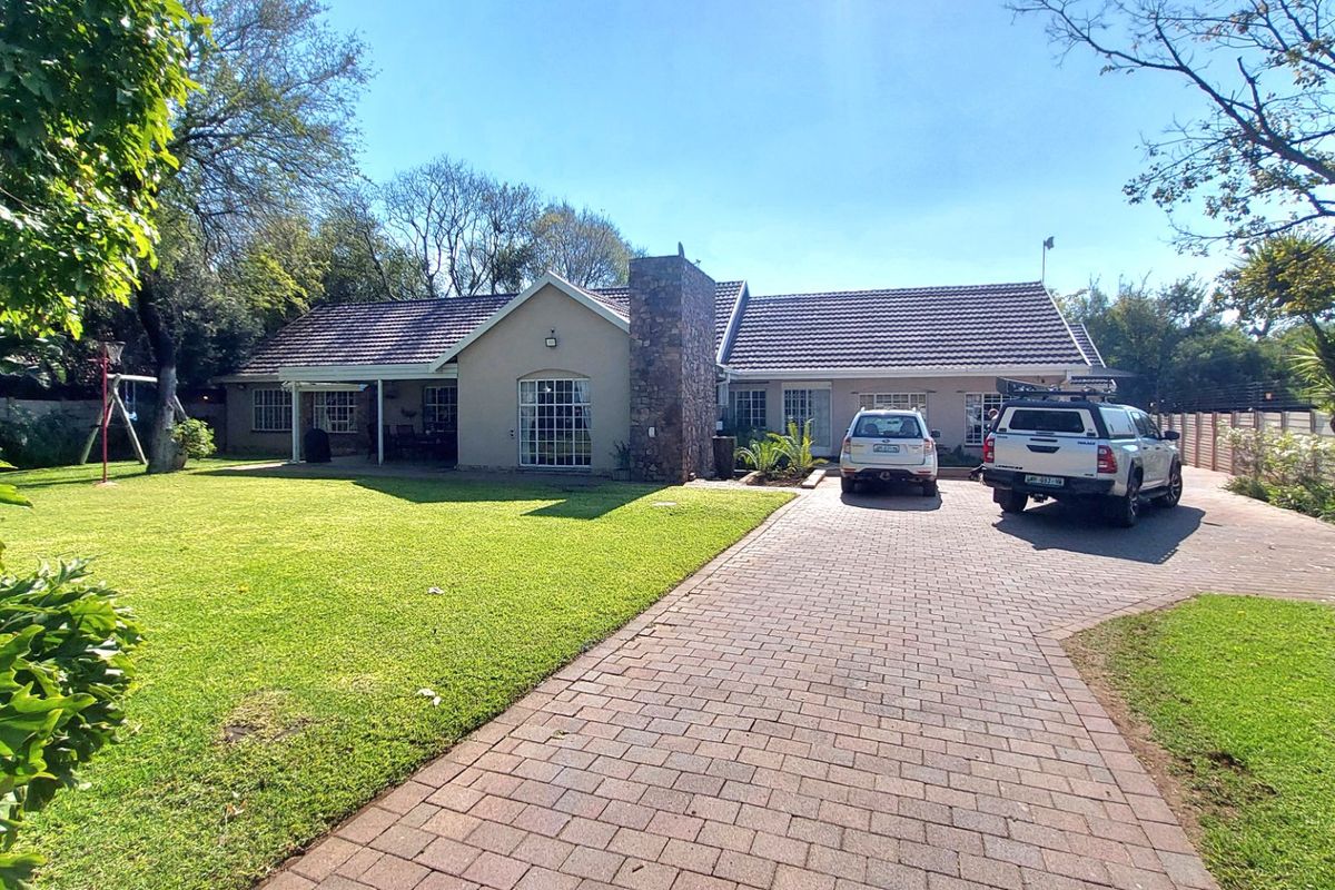 Luxurious 5 Bedroom Family Home for Sale in Brits - Photo 2