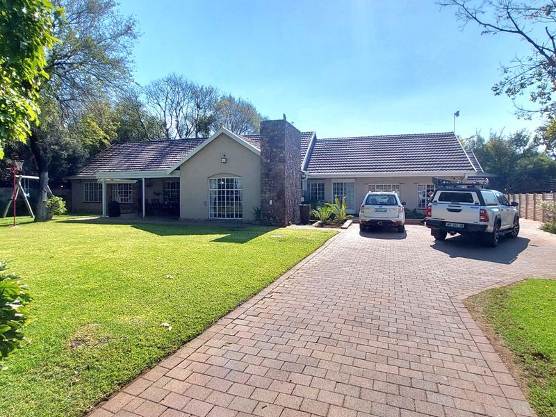 Luxurious 5 Bedroom Family Home for Sale in Brits - Photo 2