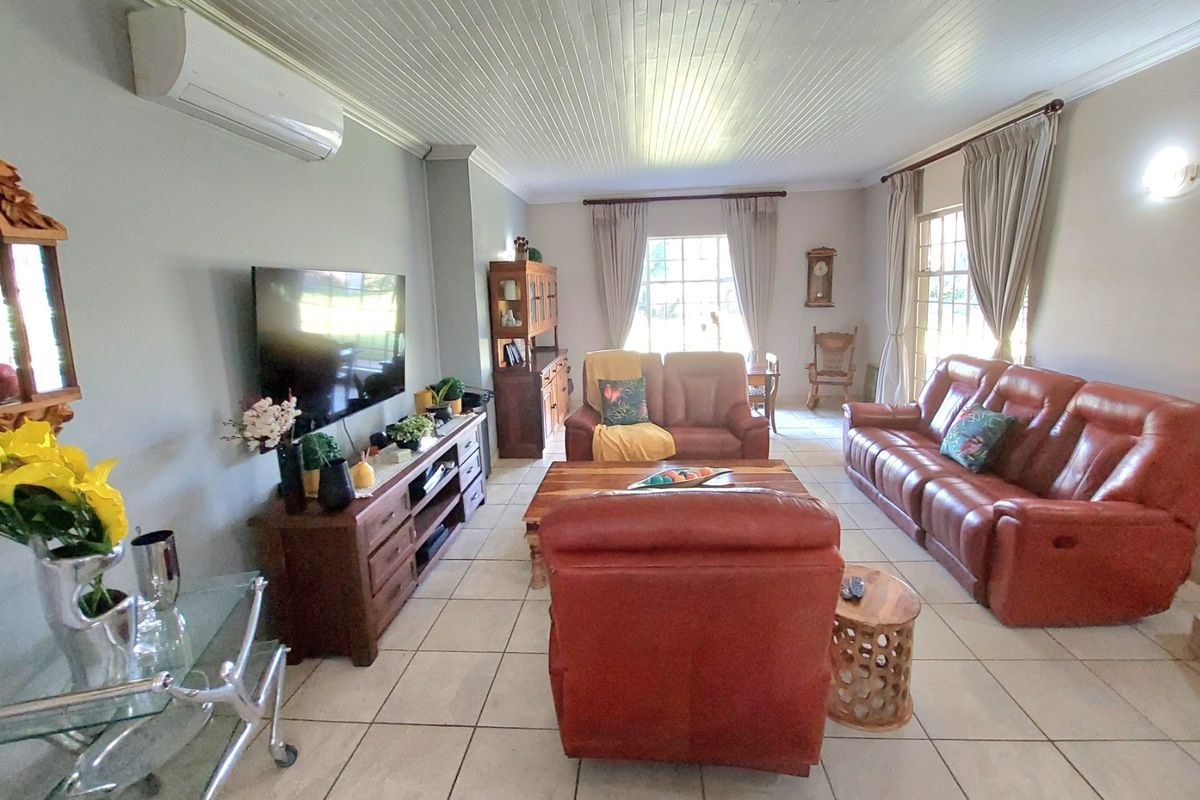 Luxurious 5 Bedroom Family Home for Sale in Brits - Photo 4