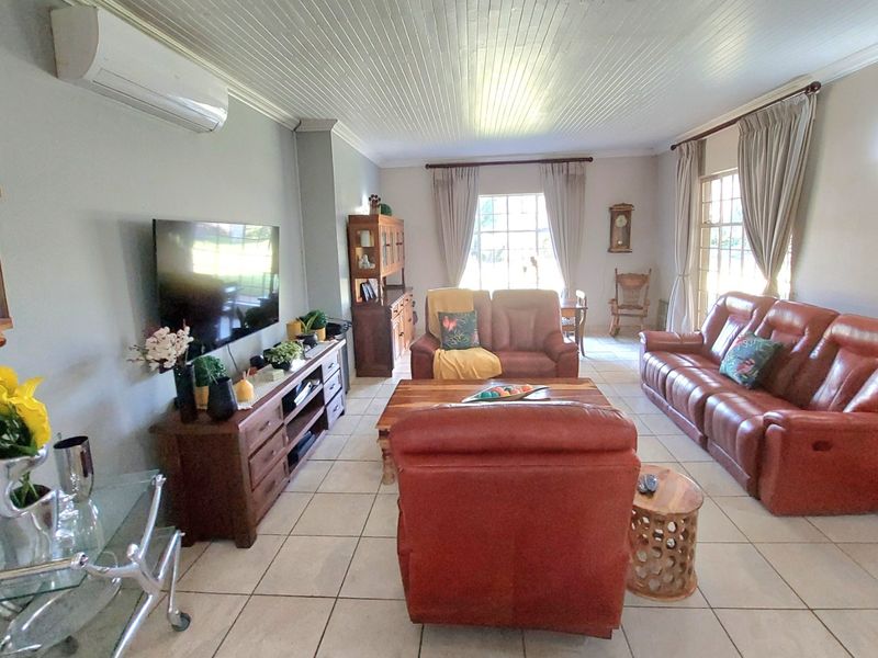 Luxurious 5 Bedroom Family Home for Sale in Brits - Photo 4