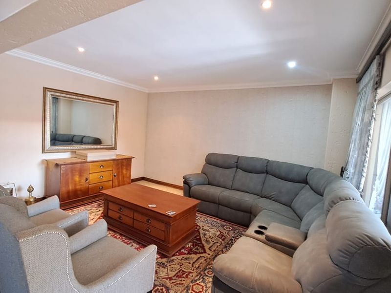 Stylish Cluster Home Near Emerald Casino – Just Move In! - Photo 3
