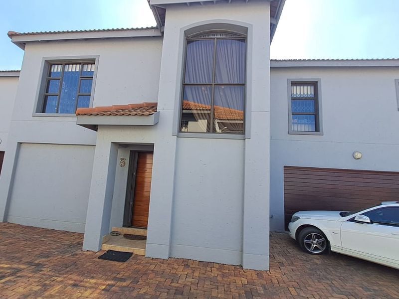 Stylish Cluster Home Near Emerald Casino – Just Move In! - Photo 1