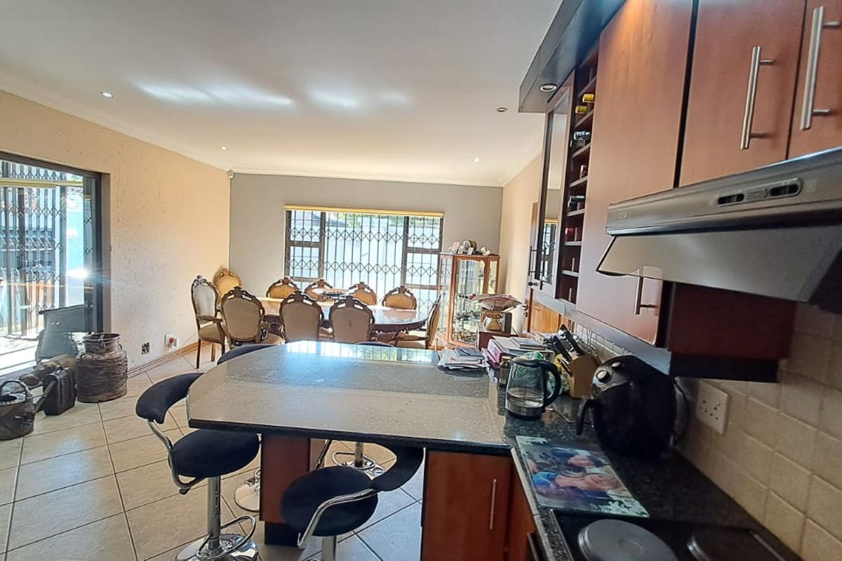 Stylish Cluster Home Near Emerald Casino – Just Move In! - Photo 2