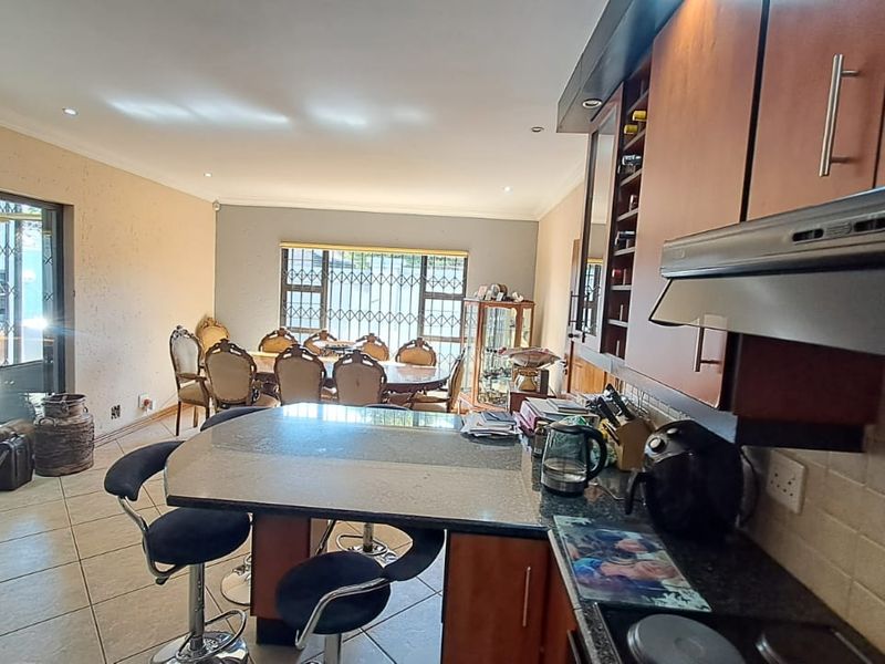 Stylish Cluster Home Near Emerald Casino – Just Move In! - Photo 2