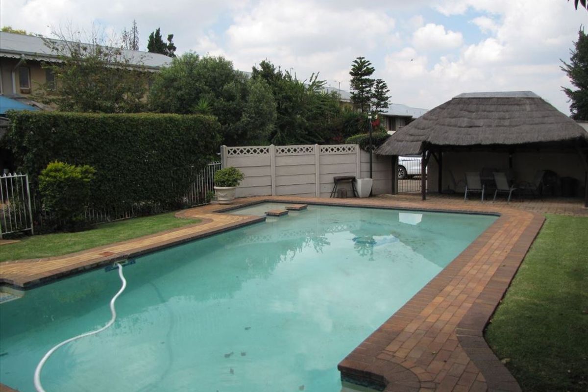 Cozy and Stylish Home with Pool and Modern Comforts - Photo 3