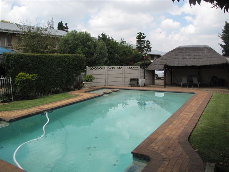 Cozy and Stylish Home with Pool and Modern Comforts - Photo 3