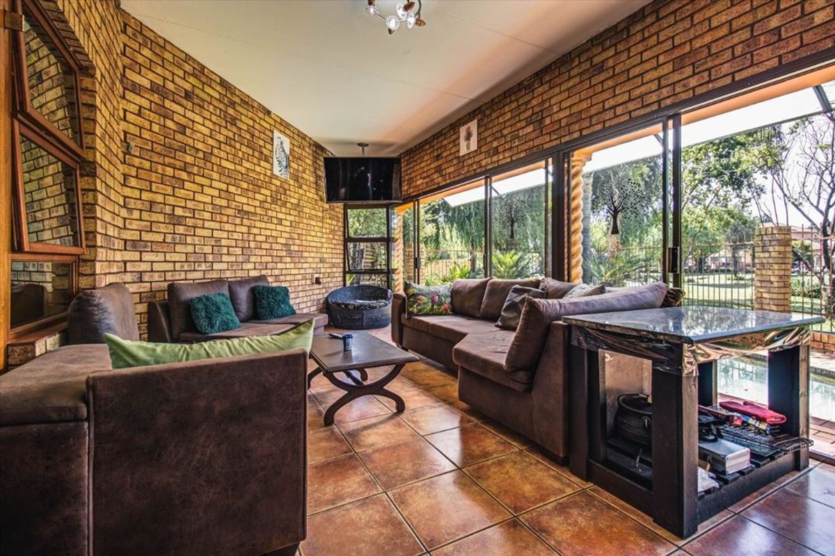 Spacious Family Residence with Pool and Modern Convenience - Photo 2