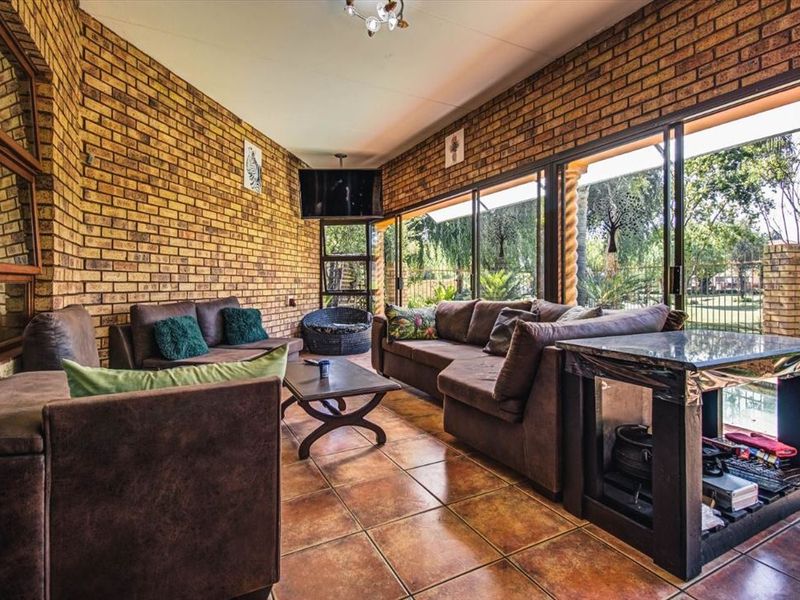 Spacious Family Residence with Pool and Modern Convenience - Photo 2