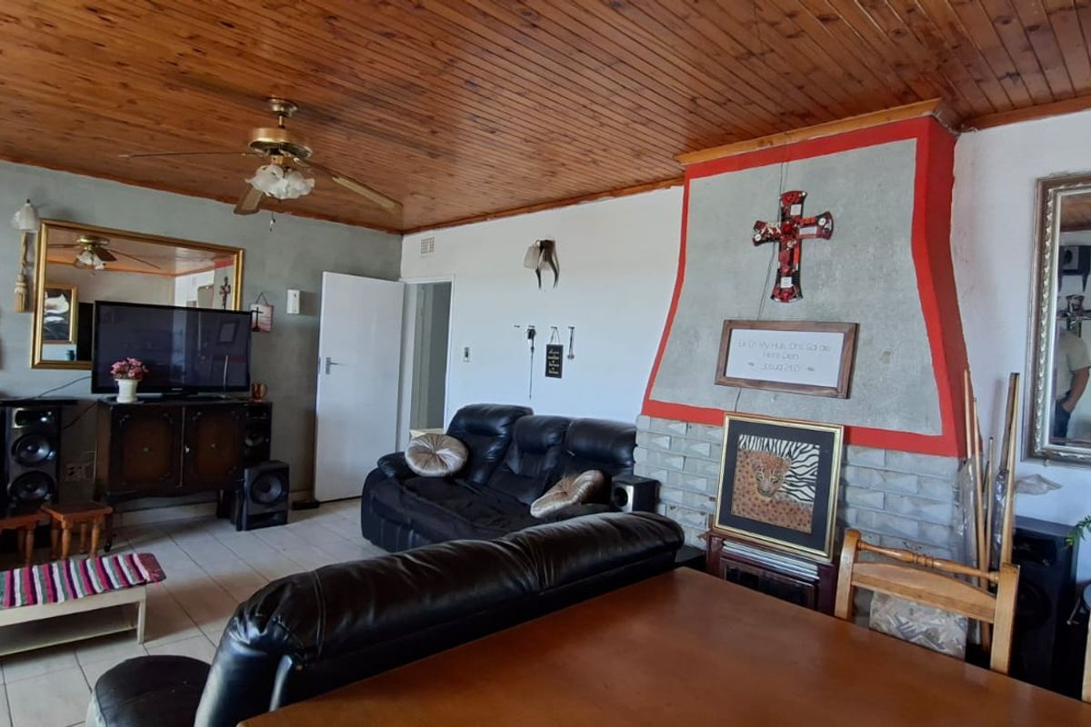 Spacious Family Home with Private 2-Bedroom Flat - Photo 4