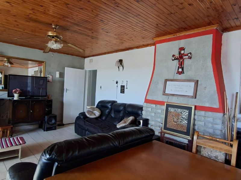 Spacious Family Home with Private 2-Bedroom Flat - Photo 4