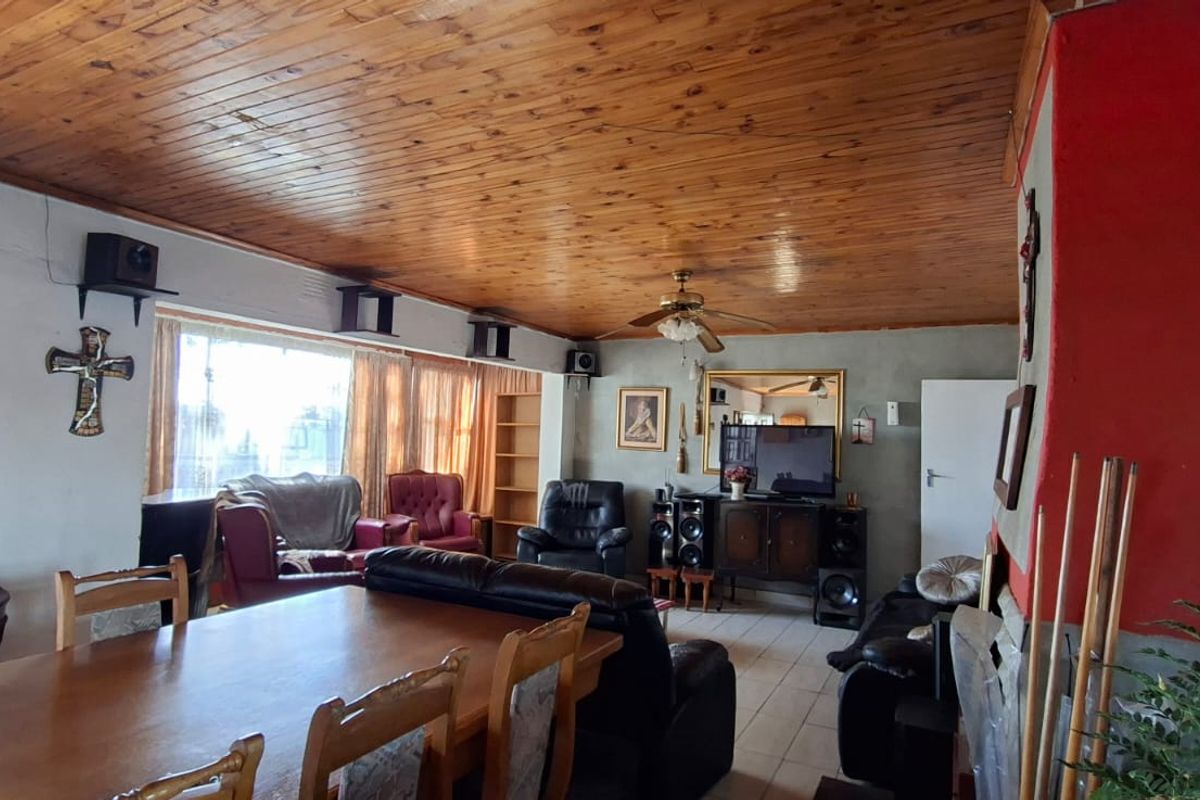 Spacious Family Home with Private 2-Bedroom Flat - Photo 3