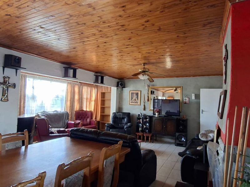 Spacious Family Home with Private 2-Bedroom Flat - Photo 3