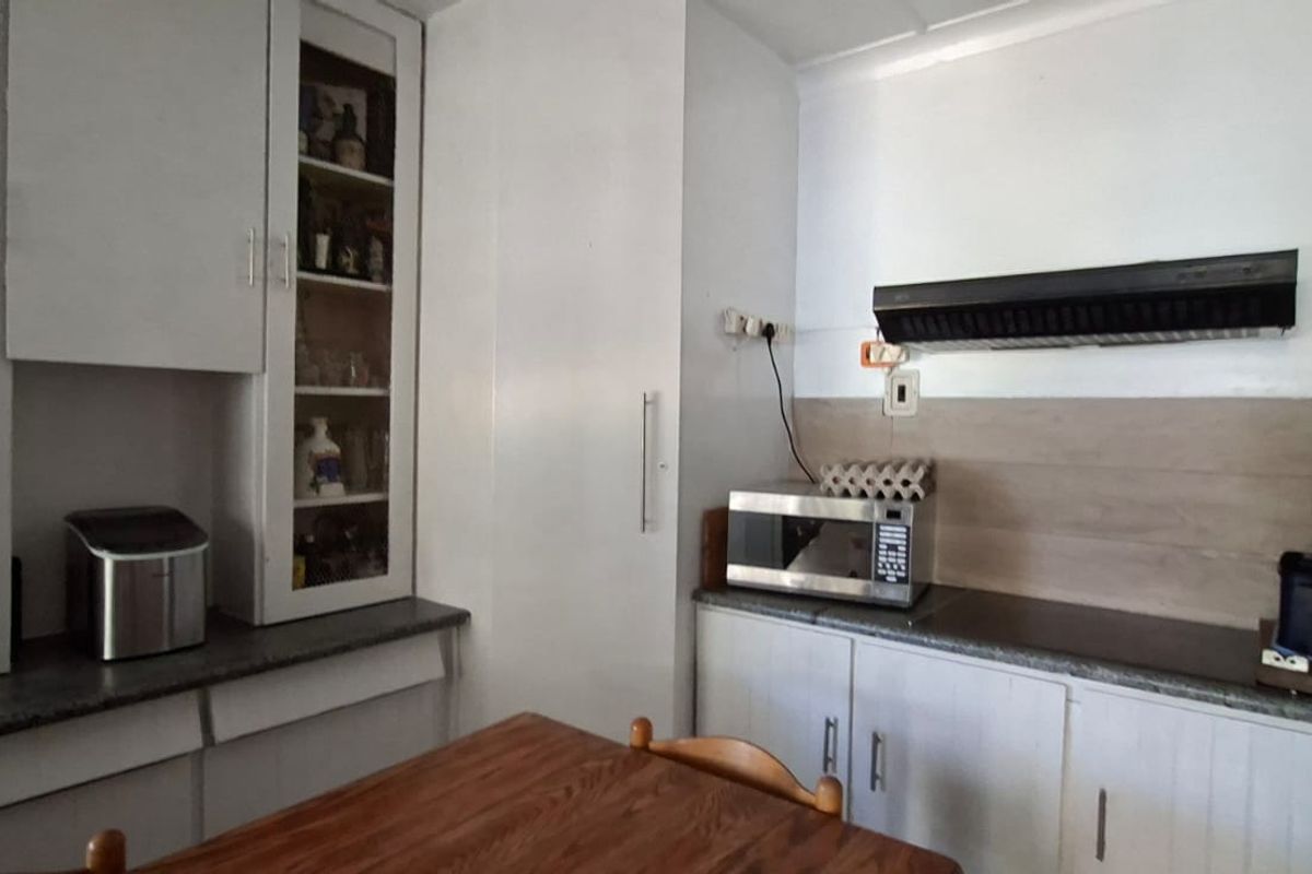 Spacious Family Home with Private 2-Bedroom Flat - Photo 5
