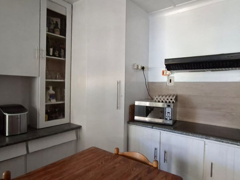 Spacious Family Home with Private 2-Bedroom Flat - Photo 5