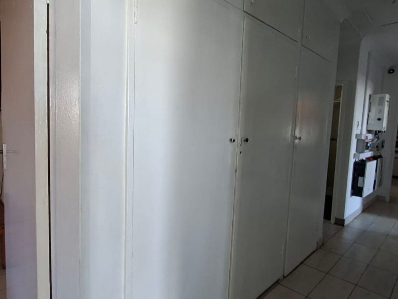 Spacious Family Home with Private 2-Bedroom Flat - Photo 9